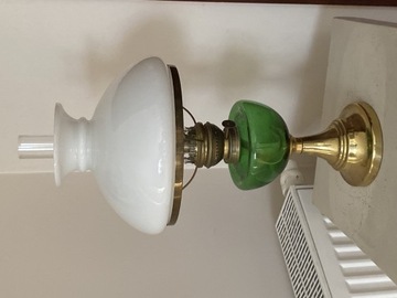 Antyczna lampa naftowa z kloszem