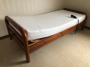 Drewniane łóżko, elektrycznie podnoszony stelaż