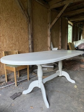 Biały drewniany stół