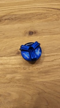 Korek wlewu oleju Yamaha logo FJR niebieski