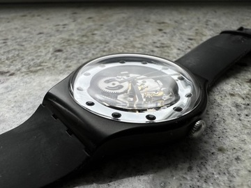 Zegarek szwajcarski marki Swatch Swiss Made widoczny mechanizm