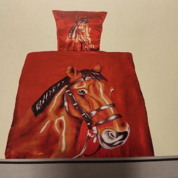 Pościel satynowa z koniem, koń w czerwonym kolorze
