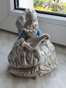 Figurka porcelanowa arystokrata dama muzyk
