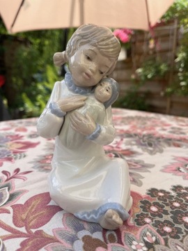 Figurka Dziewczynka z lalką Zaphir
