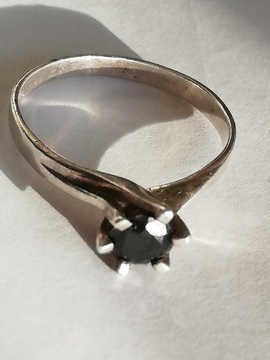 Srebrny pierścionek z błyszczącym oczkiem kopułka 