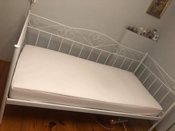 Białe łóżko metalowe wraz z materacem