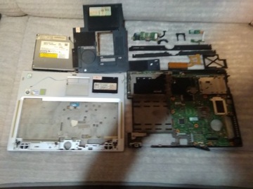 Pozostałości po laptopie Fujitsu Siemens T5010