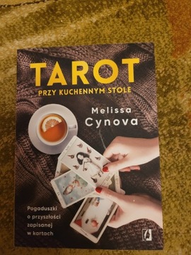 Tarot przy kuchennym stole.