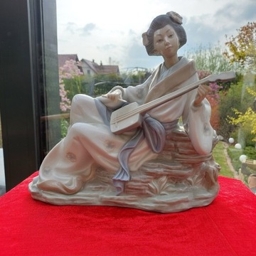 Porcelanowa figurka NAO Lladro gejsza grająca