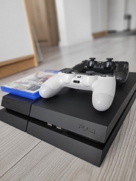 Konsola PS4 500GB + 2 pady + gry