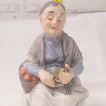 Porcelanowa figurka siedząca kobieta, wysoka