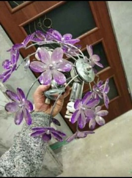 Żyrandor szklany w fioletowe kwiaty