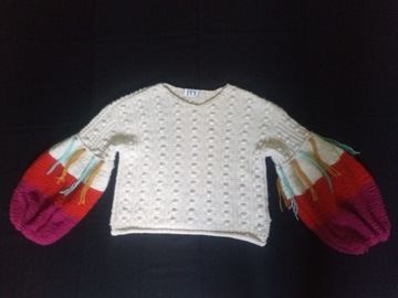 Sweter damski złamana biel z kolorowymi rękawami 