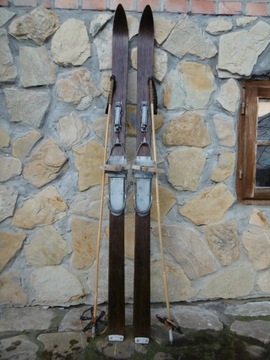 Stare narty jesionowe 145 cm + kijki w komplecie