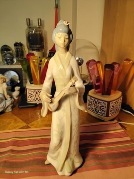 Figurka Dziewczyna z mandolina  porcelana Spain 