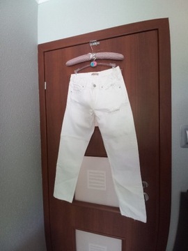 Idealne białe spodnie jeansy
