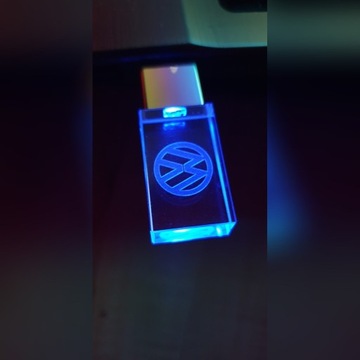 Pendive,pamięć USB 32GB LED krysztal VW OPEL SKODA