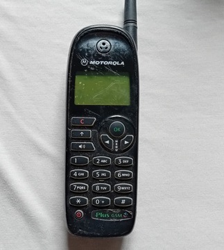 Telefon komórkowy Motorola z antenką.