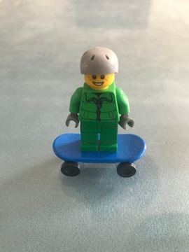 Lego Minifigurka Deskorolkarz Skater