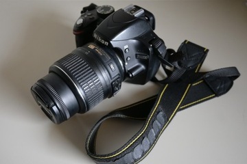 Nikon D3200 + obiektyw 18-55 VR + osłona HB-37