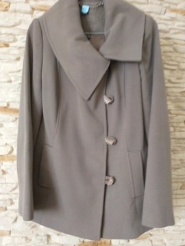 Elegancki krótki płaszcz- kurtka prosto po czyszcz