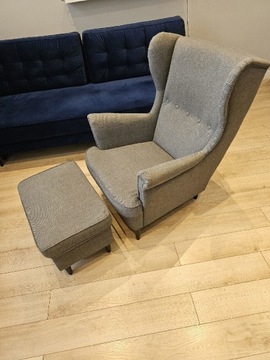Szary fotel uszak Strandmon, podnóżek, Ikea