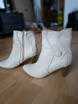 Super nowe krótkie buty na szpilce 39