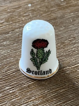 Ceramiczny naparstek kolekcjonerski ze Szkocji