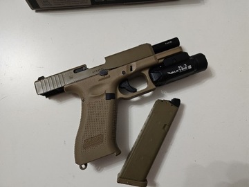 Glock 19 x Umarex GreenGas + latarka Valkyrie PL3