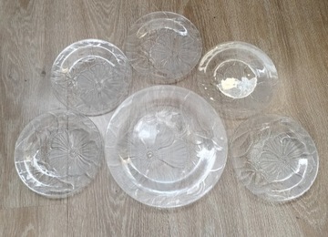 Zestaw szklanych talerzy i patery