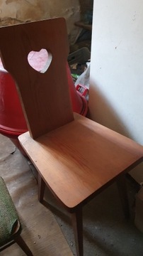 Krzesło drewniane stare z sercem