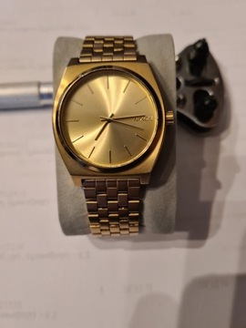 Zegarek NIXON w złotym kolorze
