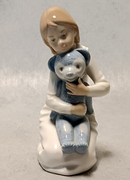 LLADRO seria NAO #145 Dziewczynka z pluszakiem