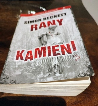 Simon Beckett Rany kamieni thriller