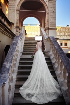 Piękna suknia ślubna z dopinanym trenem