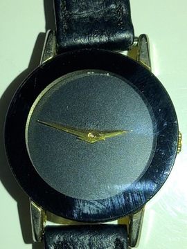 Zegarek z czarnym cyferblatem