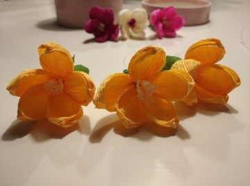 Kwiaty z bibuły pomarańcza