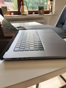 Apple MacBook Pro 16-calowy (1 TB SSD, M1 Pro, 16 
