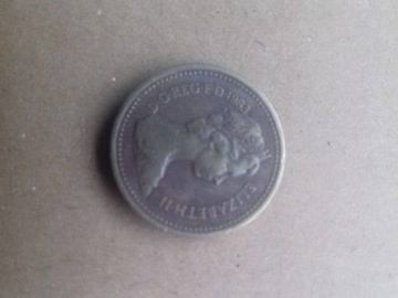 One pound 1983 odwrotnie napis