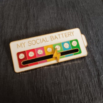 Pin "Social battery" biały 6cm