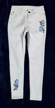 Śnieżnobiałe spodnie rurki z haftem r.36