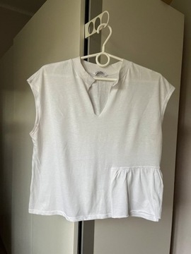 Biała bluzka koszulka z falbanką
