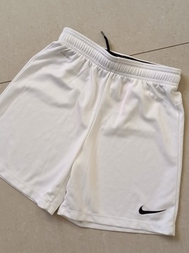 Spodenki NIKE 10-12 lat, 137-147 cm JAK NOWE