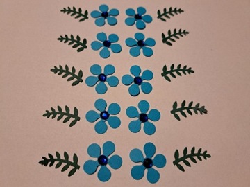 Kwiaty niebieskie z listkami Handmade
