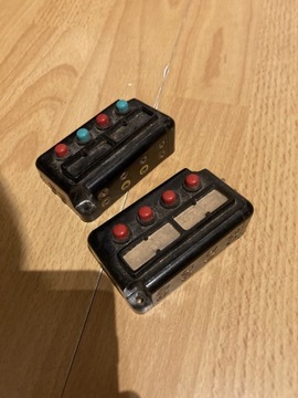 Dwa przełączniki z 4 przyciskami