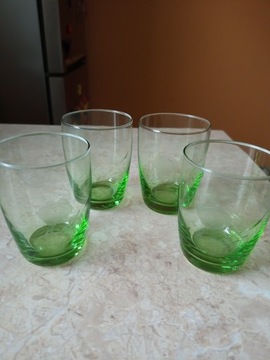 Kolorowe, zielone szklanki