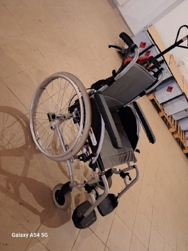 Wózek inwalidzki i krzesełka pod prysznic 