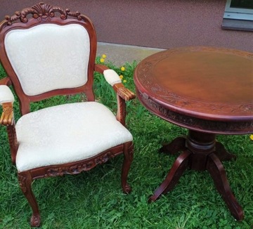 Stylizowany stolik wraz z krzesłami