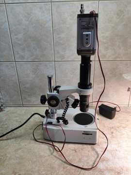 Mikroskop techniczny z kamerą analogową 
