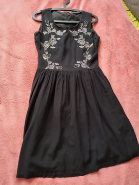Czarna sukienka Reserved z haftem 38